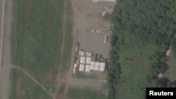 필리핀 라오아그의 라오아그 국제공항에 있는 미군의 타이폰 미사일 시스템.