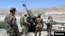 Perwira militer AS bersama tentara Afghanistan di pangkalan Militer Nasional Afghanistan di Provinsi Maidan Wardak, Afghanistan, 6 Agustus 2018. (Foto: James Mackenzie/Reuters) 