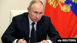 រូបឯកសារ៖ ​ប្រធានាធិបតី​រុស្សី Vladimir Putin ចូលរួមកិច្ចប្រជុំរដ្ឋាភិបាលនៅវិមានរដ្ឋាភិបាលរុស្ស៊ី កាលពីថ្ងៃទី២៣ ខែធ្នូ ឆ្នាំ២០២០។