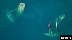 Kapal-kapal yang karam selama Badai Irma melanda terlihat di teluk Saint John 12 hari setelah badai Irma meluluhlantakkan St. John, U.S. Virgin Islands, 16 September 2017. 