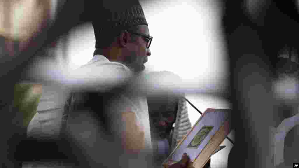 Shugaban Najeriya, Muhammadu Buhari, yana rantsuwar kama aiki da al-Qur&#39;ani.