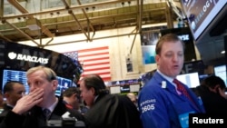 Para pialang di bursa saham New York (foto: dok). Indeks saham Dow Jones Industrial Average melonjak ke tingkat tertinggi hari Selasa (5/3). 