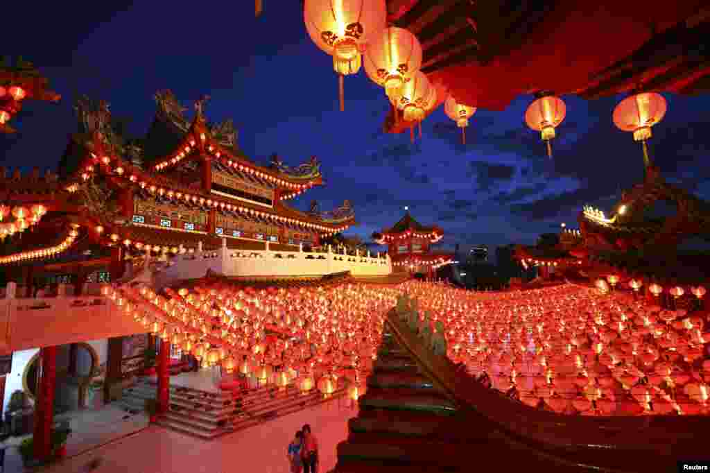 马来西亚的吉隆坡迎接农历新年，华人庙宇灯笼如海。(2014年1月30日)