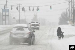 امریکی ریاست کینٹکی کے علاقے فلورینس میں شدید برفباری ، فوٹو اے پی 6 جنوری 2025