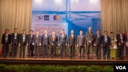 ក្រុម​រដ្ឋមន្ត្រី​មក​ពី​មហាអនុតំបន់​មេគង្គ​រួម​មាន​កម្ពុជា ចិន ឡាវ មីយ៉ាន់ម៉ា ថៃ វៀតណាម និង​ដៃគូ​អភិវឌ្ឍន៍​ រួមទាំង​​វិស័យឯកជន​ ចូលរូម​នៅ​ក្នុង​វេទិការបៀងសេដ្ឋកិច្ច​មហាអនុតំបន់​មេគង្គ​លើកទី​៨ នៅ​ថ្ងៃ​ព្រហស្បតិ៍ ទី​០៤ ខែ​សីហា ឆ្នាំ​២០១៦ នៃ​រាជធានី​ភ្នំពេញ។ (ឡេង ឡែន/VOA)