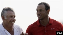 Tiger Woods dan caddie-nya Steve Williams dalam turnamen golf Masters April lalu di Augusta, Georgia. Tiger Woods mengumumkan pemecatan Williams hari Rabu (20/7) dan mengakhiri hubungan kerjasama selama 12 tahun.