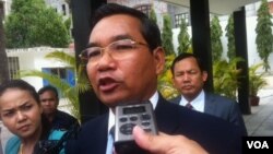 លោក កួយ ប៊ុនរឿន​ តំណាង​ក្រុម​ការងារ​នៃ​គណបក្ស​សង្គ្រោះជាតិ​ថ្លែង​ទៅ​កាន់​អ្នក​អ្នក​យក​ព័ត៌មាន​​កាល​ពី​ថ្ងៃ​ទី​ព្រហស្បតិ៍​ទី​១២ ខែ​មិថុនា ឆ្នាំ​២០១៤។ (ហេង រស្មី/វីអូអេ)