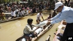 ទឹកជំនន់​ដោយសារ​ទឹកភ្លៀង​​និង​ជំនន់​ទន្លេ​មេគង្គ​នៅ​ប្រទេស​កម្ពុជា​ បានទាញ​យក​ជីវិត​ជនរងគ្រោះ​ចំនួន​៨៣នាក់​​ និង​ប្រជាពលរដ្ឋ​ផ្សេង​ទៀត​ដែល​កំពុង​ទទួល​រង​ការប៉ះពាល់​ចំនួន​ជាង​៨០ម៉ឺន​នាក់។