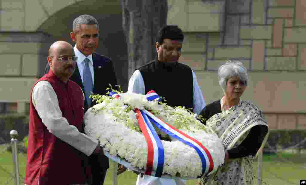 Presiden Barack Obama tiba di lokasi di mana ikon perdamaian India Mahatma Gandhi dikremasi di New Delhi (25/1).