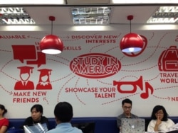 Young Vietnamese use a library and study center at the U.S. Consulate in Ho Chi Minh City. (VOA)