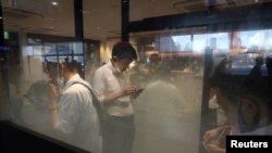 Prostorija za pušače na stanici Šinagava u Tokiju, 2. avgusta 2021. 