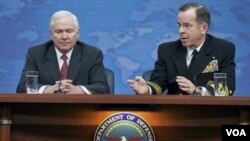 Robert Gates (kiri) dengan Kepala Staf Gabungan Militer AS Laksamana Mike Mullen membahas situasi Libya di Pentagon.