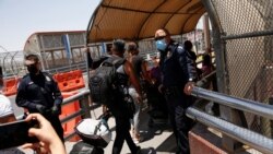 망명 신청 희망자들이 멕시코 국경에서 미국 쪽으로 넘어가고 있다. (자료사진)