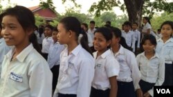 រូបឯកសារ៖ សិស្ស​ស្រី​នៅ​វិទ្យាល័យ​ហ៊ុន សែន​ប្រាសាទ​បាគង ដែល​លោកស្រី Michelle Obama បាន​ទៅ​ធ្វើ​ទស្សនកិច្ច​នៅ​ថ្ងៃសៅរ៍ ទី២១ ខែមីនា ឆ្នាំ២០១៥ ក្នុង​ខេត្ត​សៀមរាប នៃ​ប្រទេស​កម្ពុជា។ (ផន បុប្ផា/VOA)