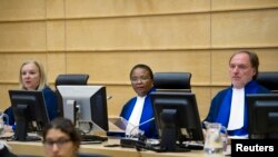 Les juges Sanji Mmasenono Monageng, Sylvia Steiner et Cuno Tarfusser se sont réunis pour parler de la Libye à la Haye, le 27 juin 2011. 