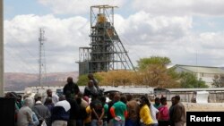 Des mineurs se rassemblent près de la mine Thembelani d'Anglo American Platinum, près de la ville minière de Rustenburg, au nord-ouest de Johannesburg, le 29 septembre. 30, 2013.