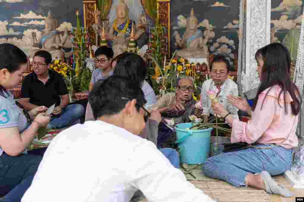 ក្រុម​យុវជន​រៀន​កាច់ផ្កា​ឈូក ធ្វើ​បាយ​សី​ ក្រងភួងផ្កាម្លិះ​ រៀបចំ​កន្ទង​តង្វាយ​ និងធ្វើប្រទីបតូច​ៗបណ្តែតទឹកពី​ចាស់ៗ​ដែល​មានជំនាញ នៅក្នុងកម្មវិធី​ «បុណ្យភូមិ», នៅរាជ​ធានីភ្នំពេញ, នៅថ្ងៃទី០៦ ខែមេសា ឆ្នាំ២០១៩។ (ខាន់ សុគុំមនោ/VOA)