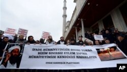 Sebuah kelompok pro Islam di Turki membentangkan spanduk berbunyi "Jika kebebasan berpendapat tidak dibatasi, maka bersiaplah akan kebebasan kami dalam melakukan apa pun." Mereka mendoakan Cherif dan Said Kouachi, dua bersaudara yang melakukan penyerangan ke kantor Charlie Hebdo dan membunuh 12 orang. 