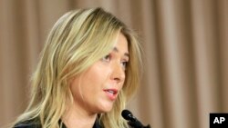 Bintang tenis Maria Sharapova berbicara dalam konferensi pers di Los Angeles (7/3). (AP/Damian Dovarganes)