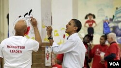 Presiden Barack Obama ikut dalam proyek memberi warna pada gambar kartun di sebuah sekolah saat peringatan Hari Martin Luther King Jr., Senin 17 Januari 2011.