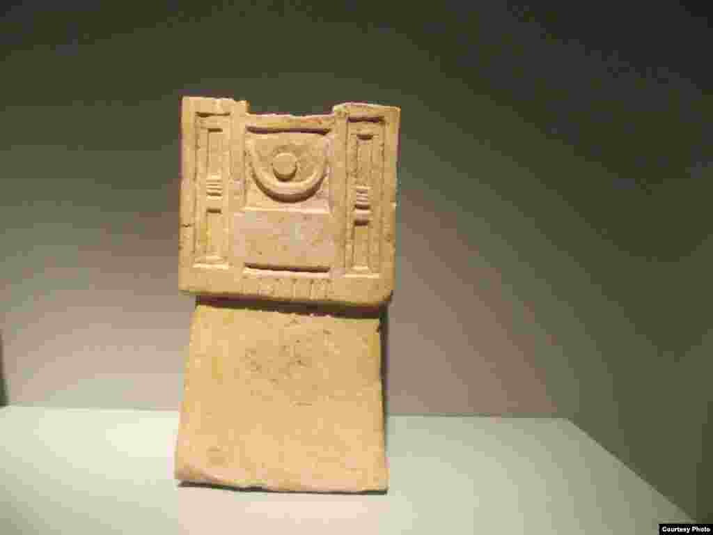 This incense burner uses architectural motifs and has a serpent running up one side. The many incense burners found at Qaryat al-Faw, a major trading center in the southwest, indicate that the population both traded and actively used incense in their own 