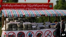 Aneka jenis narkoba yang akan dihancurkan oleh polisi di Yangon, Burma. (Foto: Dok)