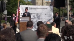 为共产主义受难者献花圈