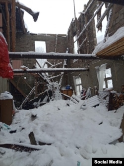 თოვლმა დანგრია საცხოვრებელი სახლი მდინარე სუფსის ხეობაში, სოფელ ჩქუნში