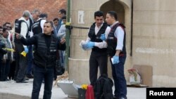 Polisi memeriksa lokasi serangan terhadap sebuah gereja di distrik Helwan di selatan Kairo, Mesir, 29 Desember 2017.