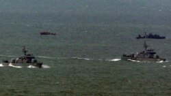 지난 2011년 3월 한국 해역에 침범했다가 돌아가는 북한 어선(왼쪽 위)과 북한 어선을 인도하러 나온 북한 경비정(오른쪽 위). 아래는 한국 해군함. (자료사진)