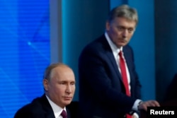 Juru bicara Kremlin Dmitry Peskov mendengarkan saat Presiden Rusia Vladimir Putin berbicara selama konferensi pers tahunan di Moskow, Rusia, 20 Desember 2018. (Foto: Reuters)