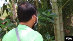 លោក​ ដា​ អ៊ី ​មានវ័យ​៤៧​ឆ្នាំ ​ជាបុរស​​មាន​មាឌ​មាំ​និង​ដៃ​ជើង​មាំមួន​ បាន​ឆ្លង​ជំងឺ​កូវីដ​១៩​ កាល​ដើម​ខែ​មីនា​ ក្រោយ​ពី​លោក​ត្រឡប់​មក​ពី​ការ​ចូលរួម​ពិធី​សាសនា​នៅ​ក្នុង​ប្រទេស​ម៉ាឡេស៊ី​។ (ផន បុប្ផា/VOA)