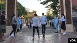 បេក្ខជន​ប្រឡង​កំពុង​ដើរ​​ចូល​ទៅ​​បរិវេណ​វិទ្យាល័យ ​ហ៊ុន សែន ប៊ុន រ៉ានី វត្តភ្នំ ក្នុង​អំឡុង​ការ​ប្រឡង​បាក់ឌុប នៅ​ថ្ងៃទី​២៧ ខែ​ធ្នូ ឆ្នាំ​២០២១។ (កាន់ វិច្ឆិកា/វីអូអេ)