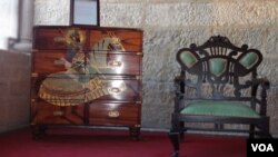 រូបឯកសារ៖ គ្រឿងសង្ហារឹម​បុរាណដាក់តាំង​ក្នុង​ពិពរណ៌​មួយ​នៅ​ក្រុង ការ៉ាជី។ 