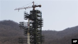 Roket Korea Utara Unha-3 ditempatkan di tempat peluncuran di Tongchang-ri, Korut.