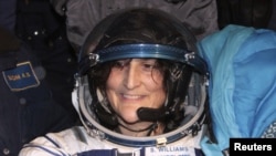 Astronot Sunita Williams dari Amerika, salah satu astronot Stasiun Antaraiksa Internasional (ISS( tersenyum seusai pendaratannya di dekat kota Arkalyk, utara Kazakhstan (19/11). Sunita Williams telah kembali ke bumi bersama dua rekan astronotnya, Akihiko Hoshide (Jepang) dan Yury Malenchenko (Rusia) dengan kapsul Soyuz.