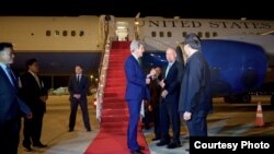 រដ្្ឋមន្រ្តី​ការបរទេស​ John Kerry មន្រ្តី​ឡាវនិង​ឯកអគ្គ​រដ្ឋទូត​អាមេរិក​ប្រចាំ​នៅ​ប្រទេស​ឡាវ​លោក Daniel Clune នៅពេល​ដែល​គាត់​មកដល់អាកាសយានដ្ឋានអន្តរជាតិ​ វៀងច័ន្ទ​ វត្តីកាលពី​ថ្ងៃទី២៤​ មករា​២០១៦ (State Department)