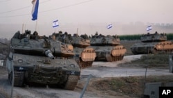 Tank Israel menuju perbatasan Jalur Gaza di Israel selatan pada Kamis, 12 Oktober 2023. (Foto: AP)