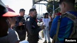 ভেনেজুয়েলা থেকে আসা অভিবাসীরা যুক্তরাষ্ট্রে যেতে না পেড়ে কস্টা রিকায় আটকে পড়েছে। ফটোঃ ১২ ফেব্রুয়ারি, ২০২৫। 