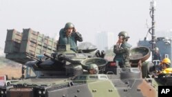 ទាហាន​នៅ​លើ​រថពាសដែក​កំពុង​ទំនាក់​ទំនង​គ្នា​ក្នុង​ពេល​ធ្វើ​សមយុទ្ធ​យោធា​មួយ​នៅ​មូលដ្ឋាន​កង​ទ័ព​ជើង​ទឹក​ Zuoying នៅ​ភាគ​ខាង​ត្បូង​នៅ​កោះ​តៃវ៉ាន់ កាល​ពី​ខែ​មករា ឆ្នាំ​២០១៧។