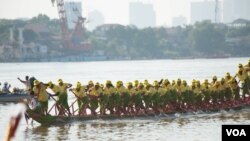 ទូក​ចែវ​នារី ព្រះពៃស្រពណ៌​​មកពី​ខេត្ត​កំពង់ឆ្នាំង​ដែល​ត្រូវ​បាន​ឧបត្ថម្ភ​ដោយ​​សហភាព​អឺរ៉ុប​ប្រចាំ​នៅ​កម្ពុជា ចេញ​ហាត់​សម​ទូក​កាលពី​ព្រឹក​ថ្ងៃទី​២១ ខែវិច្ឆិកា ឆ្នាំ២០១៨ រាជធានី​ភ្នំពេញ​ ប្រទេស​កម្ពុជា។(ទុំ ម្លិះ/VOA)