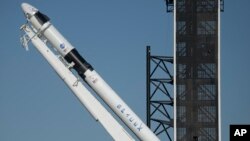 امریکی کمپنی 'اسپیس ایکس' کا تیار کردہ فالکن 9 راکٹ جس کے سرے پر کریو ڈریگن نامی خلائی شٹل جڑی ہے، فلوریڈا کے کینیڈی اسپیس اسٹیشن سے روانہ ہوگا (فائل فوٹو)