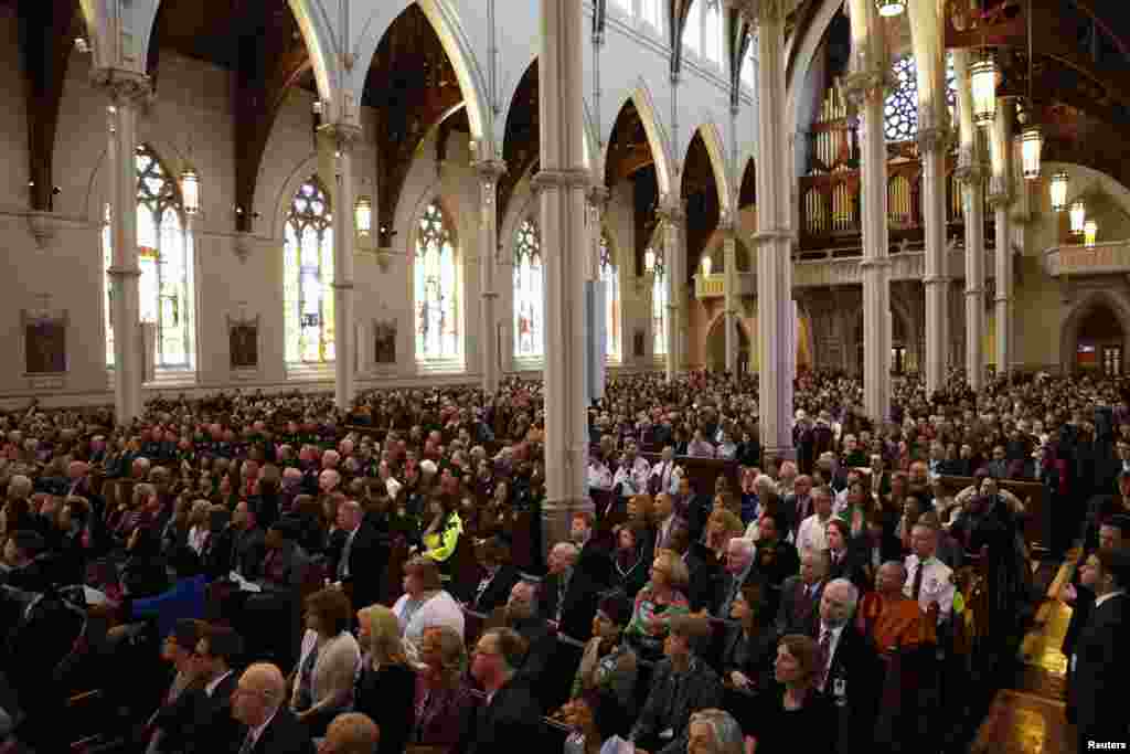 Warga menghadiri upacara antar agama untuk para korban pemboman pada Marathon Boston di Katedral Salib Suci di Boston, Massachusetts (18/4).
