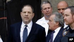 ARSIP – Harvey Weinstein, kiri, dan pengacaranya Benjamin Brafman meninggalkan pengadilan di New York, 5 Juni 2018 (foto: AP Photo/Mark Lennihan)