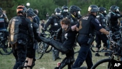 25일 시애틀 '칼 앤더슨 공원'에서 시위대가 경찰에 연행되고 있다.
