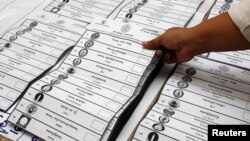 សន្លឹក​ឆ្លោត​និង​ឈ្មោះ​គណបក្ស​នៅ​ក្នុង​ការ​បោះឆ្នោត​ជាតិ​ឆ្នាំ​២០០៨។