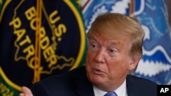 រូបភាព​ឯកសារ៖ លោក​ប្រធានាធិបតី ដូណាល់ ត្រាំ ចូលរួម​ក្នុង​កិច្ចពិភាក្សា​តុ​មូល​ស្តី​ពី​បញ្ហា​អន្តោប្រវេសន៍ និង​សន្តិសុខ​ព្រំដែន​ នៅ​ក្នុង​ក្រុង Calexico រដ្ឋ California កាលពី​ថ្ងៃទី៥ ខែមេសា ឆ្នាំ២០១៩។