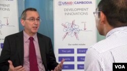 Scot Marciel, Principal Deputy Assistant Secretary Bureau of East Asian and Pacific Affairs for the US State Department gives an exclusive interview with VOA Khmer's Kong Sothanarith in Phnom Penh, Wednesday, August 27, 2014. (VOA Khmer) 