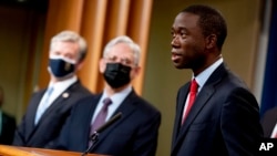 메릭 갈랜드(가운데) 미 법무장관과 월리 아데예모 재무부 부장관(오른쪽), 크리스토퍼 레이 연방수사국(FBI) 국장이 지난달 법무부에서 공동 기자회견하고 있다. (자료사진) 