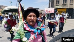 Pendukung mantan Presiden Bolivia Evo Morales berpartisipasi dalam pawai di Cochabamba, Bolivia, 16 November 2019. Tanda itu berbunyi "Militer tidak membunuh orang". (Foto: Reuters/Danilo Balderrama)